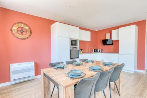 Coffee/tea facilities, Kitchen or kitchenette, Living room, Seating area, Dining area, stove