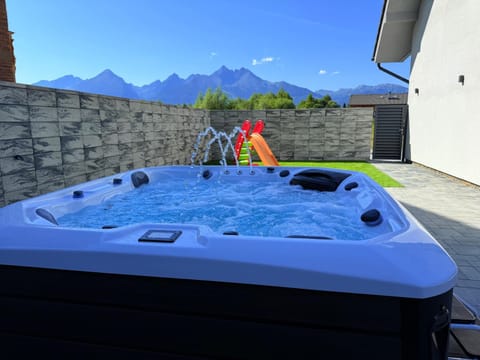 Hot Tub, Balcony/Terrace, Mountain view, Inner courtyard view