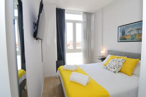 Bed, TV and multimedia, Photo of the whole room, Bedroom