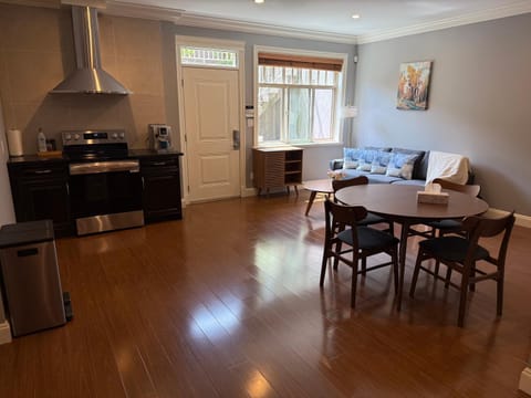 Coffee/tea facilities, Kitchen or kitchenette, Kitchen or kitchenette, Living room, Seating area, Dining area, oven, stove, Internal: Not applicable to any particular room