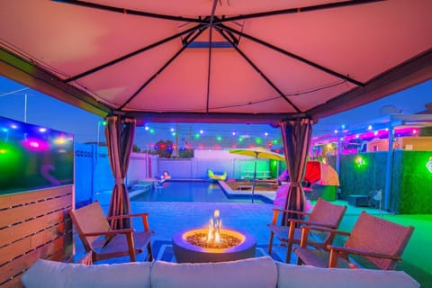 BBQ facilities, Hot Tub, Minigolf, Sauna, TV and multimedia, Lounge or bar, Seating area, Pool view, Swimming pool, fireplace, minibar, sunbed