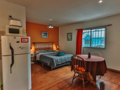 Kitchen or kitchenette, Dining area, microwave, toaster