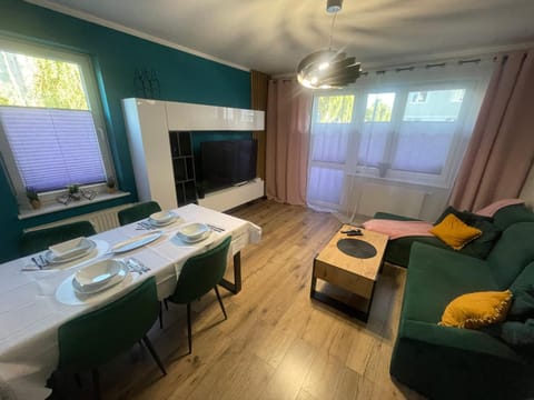 TV and multimedia, Seating area, Dining area