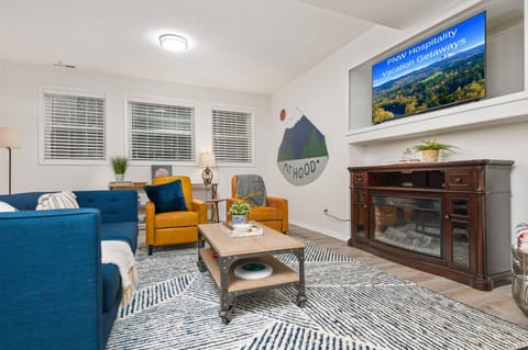 Pet Friendly Retreat Hot Tub & Games On Mt Hood House in Mount Hood Village