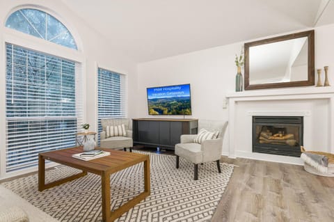 Pet Friendly Retreat Hot Tub & Games On Mt Hood House in Mount Hood Village