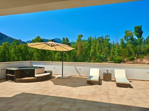 Natural landscape, View (from property/room), Balcony/Terrace, Mountain view, Pool view, Swimming pool, sunbed