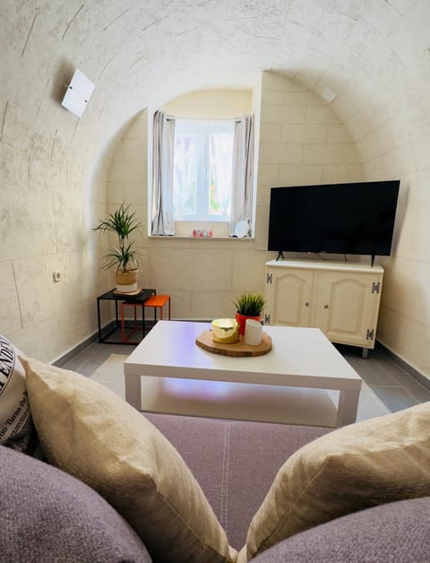 TV and multimedia, Living room, Seating area, Evening entertainment