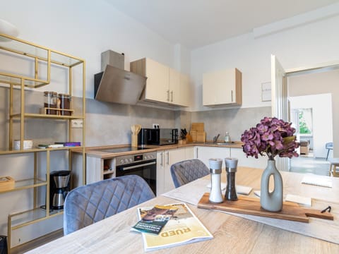 Coffee/tea facilities, Kitchen or kitchenette, oven, stove, stove, kitchen, kitchen
