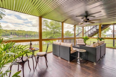 Couples Getaway with Hot Tub and Dock on Lake Chatuge! House in Tennessee