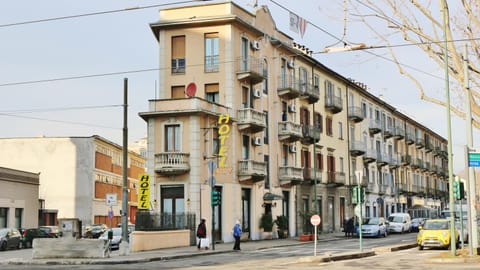 Facade/entrance, Day, Property logo or sign, Bird's eye view, Balcony/Terrace, Pets, Street view