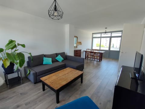 Grand T2 vue mer, balcon, plage, resto tout à pied Apartment in Toulon