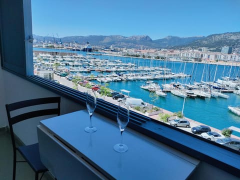 Grand T2 vue mer, balcon, plage, resto tout à pied Apartment in Toulon