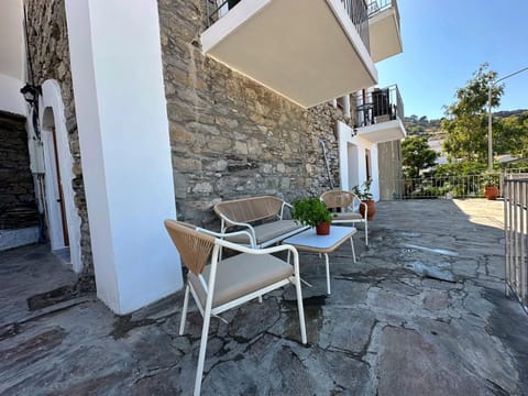 Property building, Patio, Day, Garden, Balcony/Terrace, Balcony/Terrace, Seating area