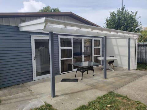 Small 3 bedroom Garden Chalet B House in Auckland