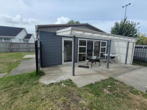Small 3 bedroom Garden Chalet B House in Auckland