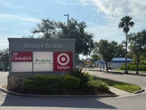 Studio Yunet Apartment in Bayshore Gardens