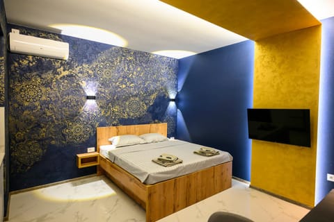 Bed, TV and multimedia, Photo of the whole room, Bedroom, towels