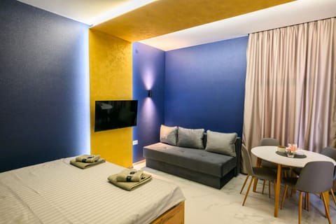 Bed, TV and multimedia, Living room, Photo of the whole room, Dining area