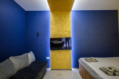 Bed, TV and multimedia, Living room, Photo of the whole room, Seating area, Bedroom, towels