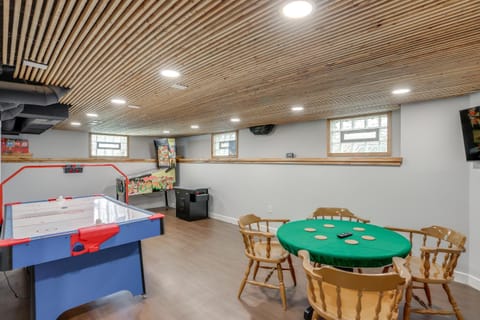 Walk to Lake Erie Spacious Home in Sandusky! House in Sandusky