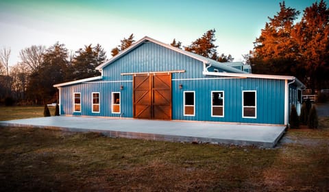 The Blue Barn at the MeadowCreek Apartment in Tennessee