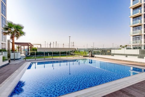Property building, Day, Pool view, Swimming pool, sunbed