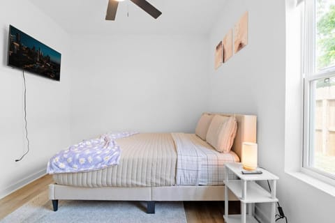 Bed, TV and multimedia, Bedroom