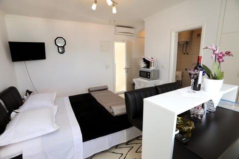 Bed, Photo of the whole room, air conditioner