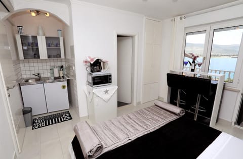 Bed, Kitchen or kitchenette, Photo of the whole room, minibar