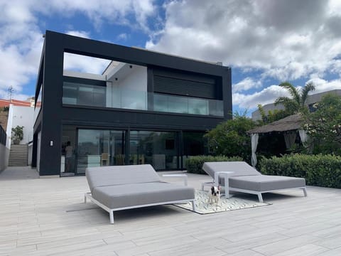 Property building, Day, Balcony/Terrace, sunbed