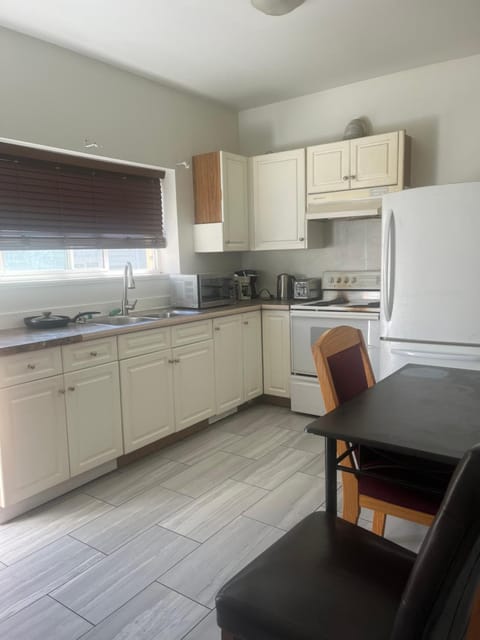 three bedroom near uvic House in Victoria