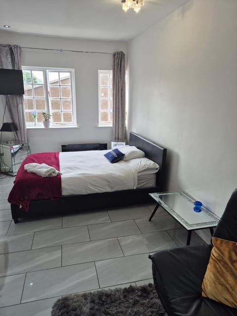 Bed, TV and multimedia, Bedroom