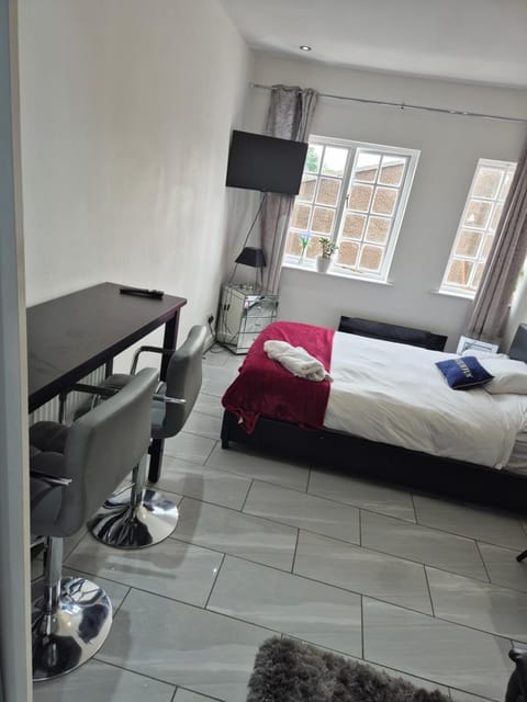 Bed, TV and multimedia, Bedroom