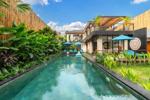 Property building, Garden, Garden view, Pool view, Swimming pool, sunbed