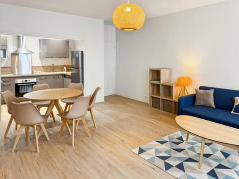 Kitchen or kitchenette, Living room, Seating area, Dining area, oven, stove