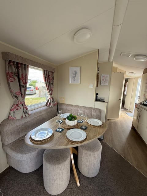 Kitchen or kitchenette, Living room, Food and drinks, Seating area, Dining area, Food