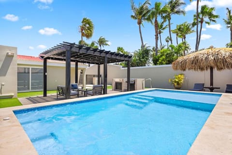 Day, Swimming pool, sunbed