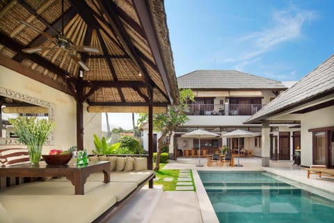 Property building, Patio, Day, Pool view, Swimming pool, sunbed