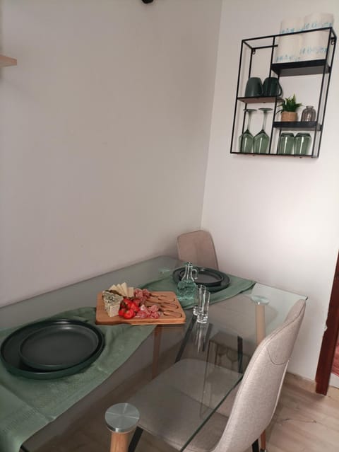 Food and drinks, Seating area, Food