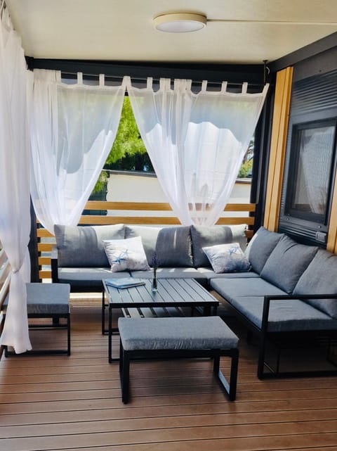 Property building, Balcony/Terrace, Seating area