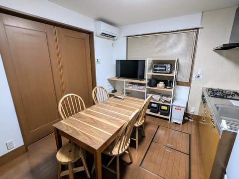 TV and multimedia, Kitchen or kitchenette, Living room, Seating area, Dining area, stove