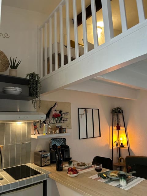 Kitchen or kitchenette, minibar, stove, toaster
