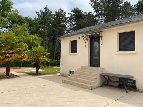 Property building, Facade/entrance, Balcony/Terrace, Garden view