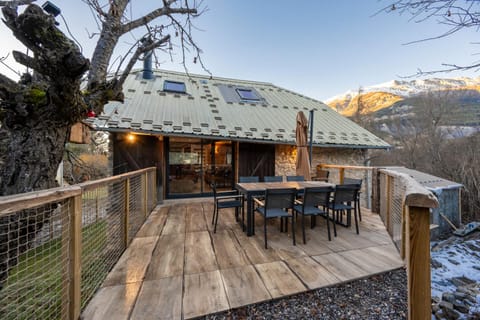 Property building, Facade/entrance, Natural landscape, Winter, View (from property/room), Balcony/Terrace, Dining area, Mountain view