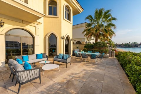 Property building, Balcony/Terrace, Seating area