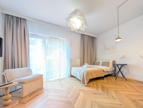 Bed, TV and multimedia, Living room, Photo of the whole room, Seating area, Bedroom