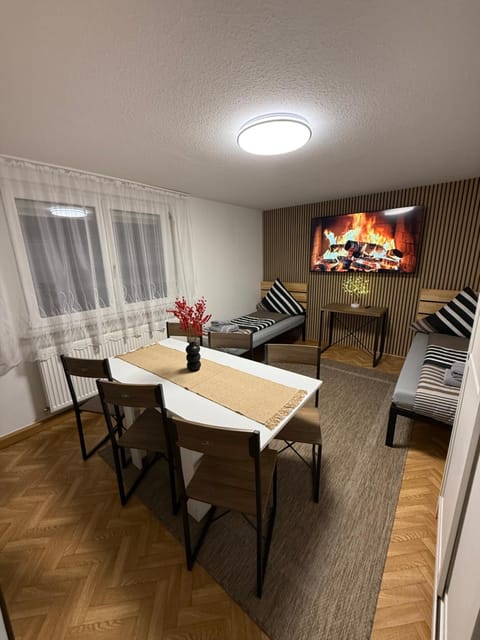 Communal lounge/ TV room, Bed, TV and multimedia, Photo of the whole room, Bedroom