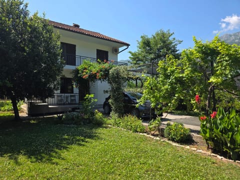 Property building, Garden, Parking