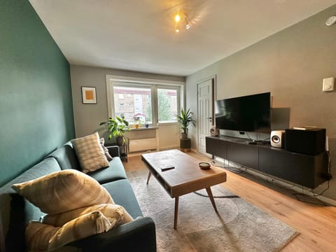 TV and multimedia, Living room, Evening entertainment
