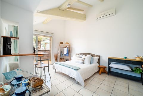Bed, Dining area